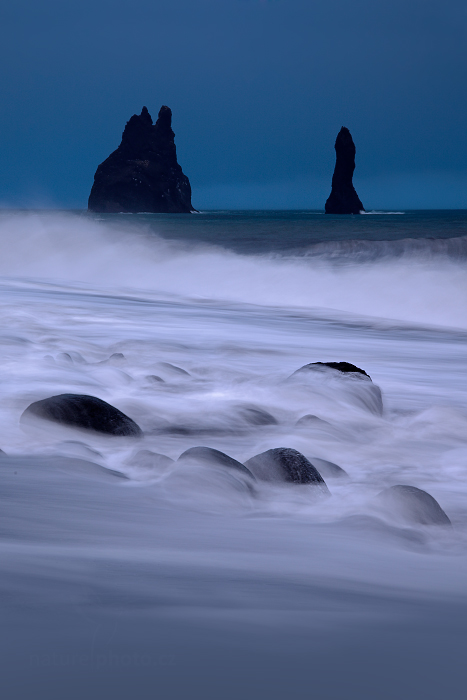 Začátek noci na pobřeží,  Reynisdrangar, Vik, Island