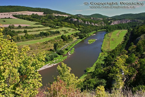 Berounka od Tetína, Berounka od Tetína, Autor: Ondřej Prosický, Fotoaparát: Canon EOS 20D, Objektiv: Canon EF 17-40mm f/4 L USM, polarizační filtr, stativ Gitzo G1227 + G1377, Ohnisková vzdálenost (EQ35mm): 27.20mm, ostřeno manuálně, Clona: 18.00, Doba expozice: 1/2 s, ISO: 100, Vyvážení expozice: 0 EV, Blesk: Ne, Vytvořeno: 19. srpna 2006 11:21, Tetín, CHKO Český Kras (ČR)