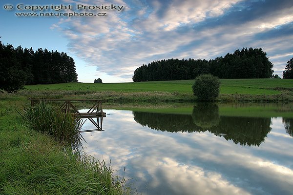 Večer u rybníka, Večer u rybníka, Autor: Ondřej Prosický, Model aparátu: Canon EOS 20D, Objektiv: Canon EF 17-40mm f/4 L USM + polarizační filtr a přechodový Cokin G2, Použité ohnisko (EQ35mm): 27.2 mm, stativ: Gizto 1227LVL + 1377M, Clona: 14.0, Čas: 1 s, ISO 100: Měření expozice: celoplošné, Korekce expozice +1/3 EV, Vytvořeno: 25. srpna 2006, 20:08, Kochánov, Vysočina (ČR)