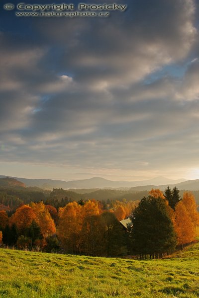 Švýcarská rána, Autor: Ondřej Prosický, Model aparátu: Canon EOS 20D, Objektiv: Canon EF 17-40mm f/4 L USM + polarizační filtr, Použité ohnisko (EQ35mm): 27.2 mm, stativ: Gizto 1227LVL + 1377M, Clona: 14.0, Čas: 1/4 s, ISO: 100, Měření expozice: celoplošné, Korekce expozice +1/3 EV, Blesk: ne, Vytvořeno: 28. října 2006, 8:44, Křížový vrch, Národní park České Švýcarsko (ČR)