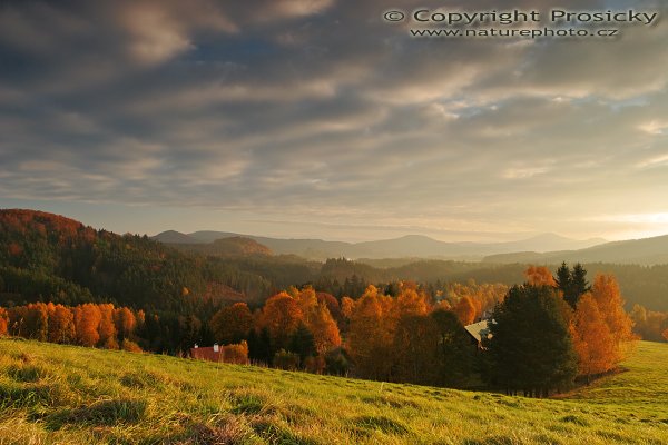 Švýcarská rána, Autor: Ondřej Prosický, Model aparátu: Canon EOS 20D, Objektiv: Canon EF 17-40mm f/4 L USM + polarizační filtr, Použité ohnisko (EQ35mm): 27.2 mm, stativ: Gizto 1227LVL + 1377M, Clona: 14.0, Čas: 1/4 s, ISO: 100, Měření expozice: celoplošné, Korekce expozice +1/3 EV, Blesk: ne, Vytvořeno: 28. října 2006, 8:37, Křížový vrch, Národní park České Švýcarsko (ČR)