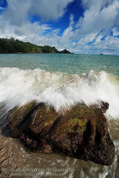 Tříštící se vlna, Tříštící se vlna, Autor: Ondřej Prosický | NaturePhoto.cz, Model: Canon EOS 5D, Objektiv: Canon EF 17-40mm f/4 L USM, polarizační filtr, Použité ohnisko: 17.0 mm, stativ Gitzo 1227, Clona: 18, Doba expozice: 1/30 s, ISO: 100, Kompenzace expozice: -1/3 EV, Blesk: ne, Vytvořeno: 14. prosince 2006 15:00, NP Manuel Antonio (Kostarika)