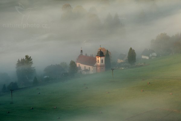 Kostel v mlze, Kostel v mlze | Autor: Ondřej Prosický | NaturePhoto.cz, Aparát: Canon EOS-1D Mark III, Objektiv: Canon EF 200mm f/2.8 L USM, Ohnisková vzdálenost (EQ35mm): 260 mm, stativ Gitzo 1227 LVL, Clona: 14, Doba expozice: 1/15 s, ISO: 100, Kompenzace expozice: +2/3 EV, Blesk: ne, Vytvořeno: 30. září 2007 7:39, Mariina vyhlídka, NP České Švýcarsko, Bohemian Switzerland (Česko)