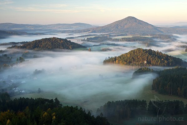 Jetřichovice v mlze, Jetřichovice v mlze | Autor: Ondřej Prosický | NaturePhoto.cz, Aparát: Canon EOS-1D Mark III, Objektiv: Canon EF 17-40mm f/4 L USM, Ohnisková vzdálenost (EQ35mm): 52 mm, stativ Gitzo 1227 LVL, Clona: 14, Doba expozice: 0.3 s, ISO: 100, Kompenzace expozice: - 1/3 EV, Blesk: ne, Vytvořeno: 30. září 2007 7:32, Mariina vyhlídka, NP České Švýcarsko, Bohemian Switzerland (Česko)
