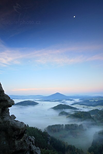 Měsíc nad krajinou, Měsíc nad krajinou | Autor: Ondřej Prosický | NaturePhoto.cz, Aparát: Canon EOS-1D Mark III, Objektiv: Canon EF 17-40mm f/4 L USM, Ohnisková vzdálenost (EQ35mm): 22 mm, stativ Gitzo 1227 LVL, Clona: 14, Doba expozice: 1.6 s, ISO: 100, Kompenzace expozice: 0 EV, Blesk: ne, Vytvořeno: 30. září 2007 7:06, Mariina vyhlídka, NP České Švýcarsko, Bohemian Switzerland (Česko)