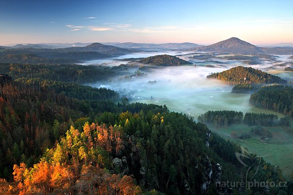 Mlhavé ráno, Jetřichovice v ranní mlze | Autor: Ondřej Prosický | NaturePhoto.cz, Aparát: Canon EOS-1D Mark III, Objektiv: Canon EF 17-40mm f/4 L USM, Ohnisková vzdálenost (EQ35mm): 27 mm, stativ Gitzo 1227 LVL, Clona: 14, Doba expozice: 0.8 s, ISO: 200, Kompenzace expozice: -1/3 EV, Blesk: ne, Vytvořeno: 30. září 2007 7:33, Mariina vyhlídka, NP České Švýcarsko, Bohemian Switzerland (Česko)