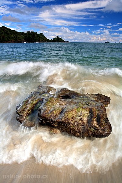 Manuel Antonio, Po vlnou, Autor: Ondřej Prosický | NaturePhoto.cz, Model: Canon EOS 5D, Objektiv: Canon EF 17-40mm f/4 L USM, polarizační filtr, Ohnisková vzdálenost (EQ35mm): 24.0 mm, stativ Gitzo 1227, Clona: 16, Doba expozice: 1/4 s, ISO: 100, Kompenzace expozice: +1/3 EV, Blesk: ne, Vytvořeno: 15. prosince 2006 14:48, NP Manuel Antonio (Kostarika)