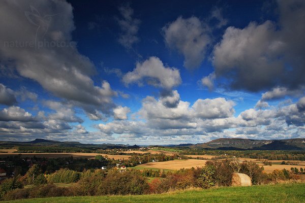 Podzimní krajina, Podzimní krajina, Autor: Ondřej Prosický | NaturePhoto.cz, Model: Canon EOS-1D Mark III, Objektiv: Canon EF 17-40mm f/4 L USM,Ohnisková vzdálenost (EQ35mm): 22 mm, stativ Gitzo 1227 LVL, Clona: 14, Doba expozice: 1/40 s, ISO: 100, Kompenzace expozice: -2/3, Blesk: Ne, Vytvořeno: 13. října 2007 10:43:32, Pastevní vrch, NP České Švýcarsko (Česko)