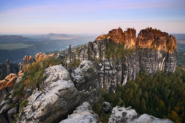 Schrammsteine, NP Saské Švýcarsko, Autor: Ondřej Prosický | NaturePhoto.cz, Model: Canon EOS-1D Mark III, Objektiv: Canon EF 17-40mm f/4 L USM, Ohnisková vzdálenost (EQ35mm): 22 mm, stativ Gitzo 3540LS + RRS BH55, Clona: 16, Doba expozice: 0.5 s, ISO: 100, Kompenzace expozice: -1, Blesk: Ne, Vytvořeno: 5. října 2008 7:34:13, Schrammsteinaussicht, Schrammsteine, NP Saské Švýcarsko (Německo) 