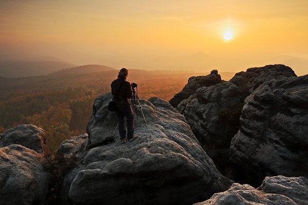 Fotografka, NP České Švýcarsko, Fotografka, Autor: Ondřej Prosický | NaturePhoto.cz, Model: Canon EOS-1D Mark III, Objektiv: Canon EF 17-40mm f/4 L USM, Ohnisková vzdálenost (EQ35mm): 22 mm, stativ Gitzo 3540LS + RRS BH55, Clona: 14, Doba expozice: 1/6 s, ISO: 100, Kompenzace expozice: -2/3, Blesk: Ne, Vytvořeno: 11. října 2008 17:58:23, NP České Švýcarsko (Česko) 