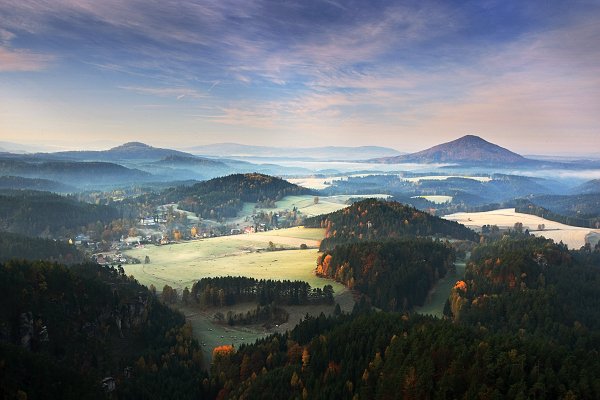 Ranní Jetřichovice z Vilemíniny vyhlídky, NP České Švýcarsko, Ranní Jetřichovice z Vilemíniny vyhlídky, Autor: Ondřej Prosický | NaturePhoto.cz, Model: Canon EOS-1D Mark III, Objektiv: Canon EF 17-40mm f/4 L USM, Ohnisková vzdálenost (EQ35mm): 34 mm, stativ Gitzo 3540LS + RRS BH55, Clona: 16, Doba expozice: 0.3 s, ISO: 100, Kompenzace expozice: +2/3, Blesk: Ne, Vytvořeno: 19. října 2008 7:20:56, NP České Švýcarsko (Česko) 