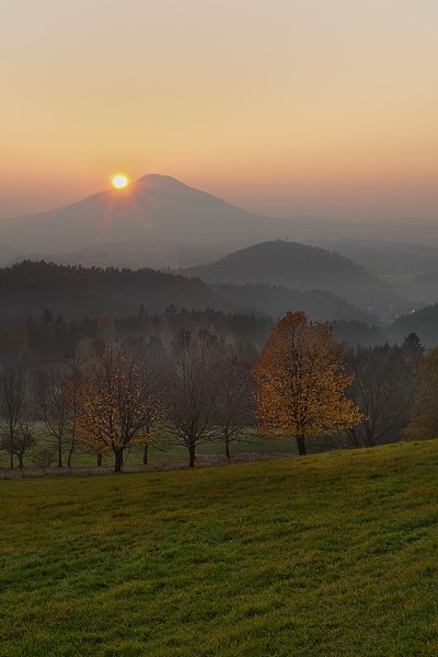 Růžák na konci dne, NP České Švýcarsko, Růžák na konci dne, Autor: Ondřej Prosický | NaturePhoto.cz, Model: Canon EOS-1D Mark III, Objektiv: Canon EF 17-40mm f/4 L USM, Ohnisková vzdálenost (EQ35mm): 52 mm, stativ Gitzo 3540LS + RRS BH55, Clona: 20, Doba expozice: 1/5 s, ISO: 100, Kompenzace expozice: -1, Blesk: Ne, Vytvořeno: 25. října 2008 17:35:02, Křížový vrch, NP České Švýcarsko (Česko) 