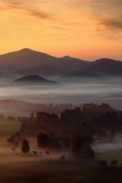 Ranní mlha v Českém Švýcarsku, Fotografie: Ranní mlha v Českém Švýcarsku, Autor: Ondřej Prosický | NaturePhoto.cz, Model: Canon EOS 5D Mark II, Objektiv: Canon EF 17-40mm f/4 L USM, stativ Gitzo, Clona: 13, Doba expozice: 1/8 s, ISO: 100, Kompenzace expozice: +1/3, Blesk: Ne, Vytvořeno: 27. září 2009 7:11:28, NP České Švýcarsko (Česko)