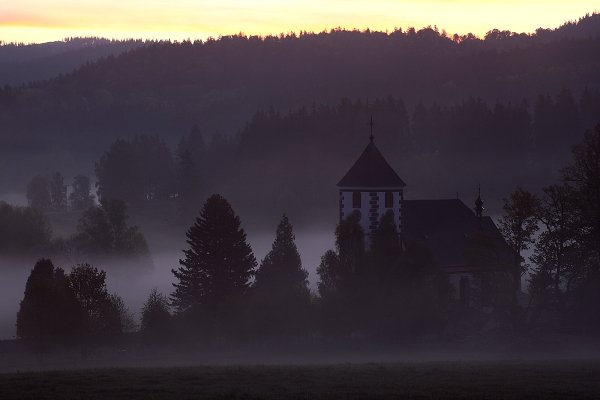 Kostel ve vesničce Želnava, Fotografie: Kostel ve vesničce Želnava, Autor: Ondřej Prosický | NaturePhoto.cz, Model: Canon EOS 5D Mark II, Objektiv: Canon EF 100mm f/2.8 Macro USM, stativ Gitzo, Clona: 14, Doba expozice: 0.4 s, ISO: 100, Kompenzace expozice: -1, Blesk: Ne, Vytvořeno: 8. května 2009 5:20:19, Želnava, NP Šumava (Česko) 