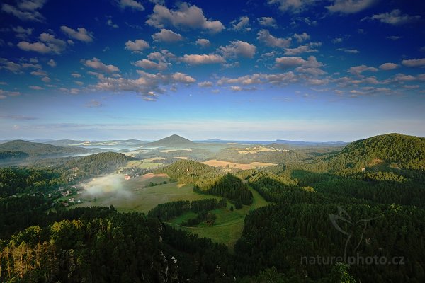 Obláčky nad Jetřichovicemi, 08-2009-8710, Autor: Ondřej Prosický | NaturePhoto.cz, Model: Canon EOS 5D Mark II, Objektiv: Canon EF 17-40mm f/4 L USM, Ohnisková vzdálenost (EQ35mm): 17 mm, stativ Gitzo, Clona: 16, Doba expozice: 1/4 s, ISO: 100, Kompenzace expozice: -1/3, Blesk: Ne, Vytvořeno: 8. srpna 2009 6:41:02, NP České Švýcarsko (Česko)