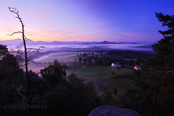 Před svítáním nad Vysokou Lípou, 09-2009-9161, Autor: Ondřej Prosický | NaturePhoto.cz, Model: Canon EOS 5D Mark II, Objektiv: Canon EF 17-40mm f/4 L USM, Ohnisková vzdálenost (EQ35mm): 19 mm, stativ Gitzo, Clona: 13, Doba expozice: 20.0 s, ISO: 200, Kompenzace expozice: -1, Blesk: Ne, Vytvořeno: 27. září 2009 6:31:24, Vysoká Lípa, České Švýcarsko (Česko)