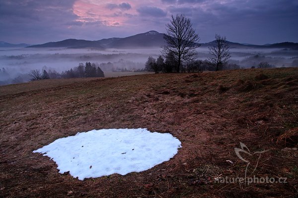 Poslední sníh na Křížovém vrchu, 03-2009-9542, Autor: Ondřej Prosický | NaturePhoto.cz, Model: Canon EOS 5D Mark II, Objektiv: Canon EF 17-40mm f/4 L USM, Ohnisková vzdálenost (EQ35mm): 17 mm, stativ Gitzo, Clona: 16, Doba expozice: 4.0 s, ISO: 100, Kompenzace expozice: -1, Blesk: Ne, Vytvořeno: 14. března 2009 6:18:00, NP České Švýcarsko (Česko) 