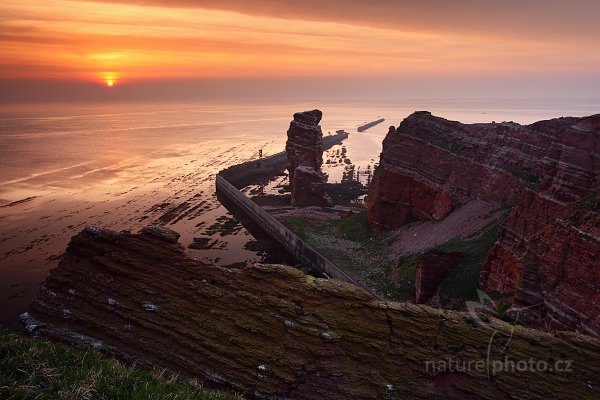 Západ slunce nad ostrovem Helgoland, 04-2009-5295, Autor: Ondřej Prosický | NaturePhoto.cz, Model: Canon EOS 5D Mark II, Objektiv: Canon EF 17-40mm f/4 L USM, Ohnisková vzdálenost (EQ35mm): 26 mm, stativ Gitzo, Clona: 18, Doba expozice: 2.0 s, ISO: 100, Kompenzace expozice: -1, Blesk: Ne, Vytvořeno: 12. dubna 2009 20:10:33, ostrov Helgoland (Německo) 