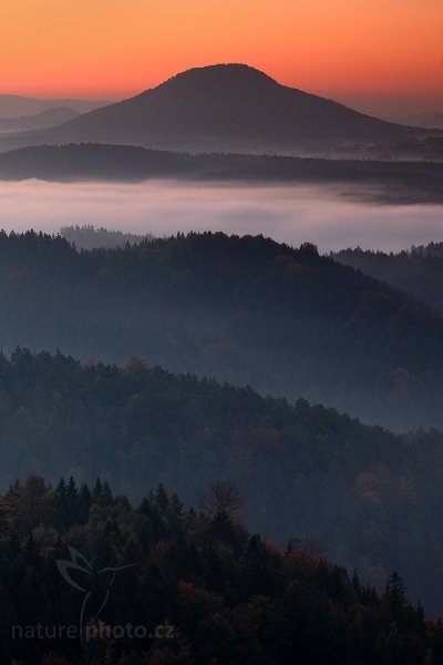 Kopečky Českého Švýcarska, Vyhlídka, Autor: Ondřej Prosický | NaturePhoto.cz, Model: Canon EOS 5D Mark II, Objektiv: Canon EF 17-40mm f/4 L USM, Ohnisková vzdálenost (EQ35mm): 100 mm, stativ Gitzo, Clona: 6.3, Doba expozice: 3.2 s, ISO: 100, Kompenzace expozice: 0, Blesk: Ne, Vytvořeno: 10. října 2010 7:00:50,NP České Švýcarsko (Česko) 