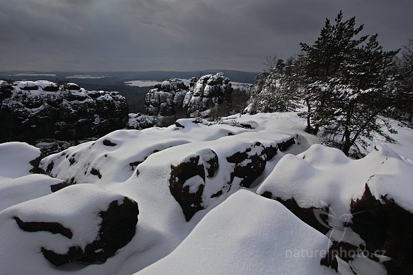 Zima na hřebeni u Carolafelsen, Vyhlídka Carolafelsen, Autor: Ondřej Prosický | NaturePhoto.cz, Model: Canon EOS 5D Mark II, Objektiv: Canon EF 17-40mm f/4 L USM, Ohnisková vzdálenost (EQ35mm): 17 mm, stativ Gitzo, Clona: 8.0, Doba expozice: 1/320 s, ISO: 100, Kompenzace expozice: -2/3, Blesk: Ne, Vytvořeno: 15. února 2009 8:11:05, NP Saské Švýcarsko (Něměcko)