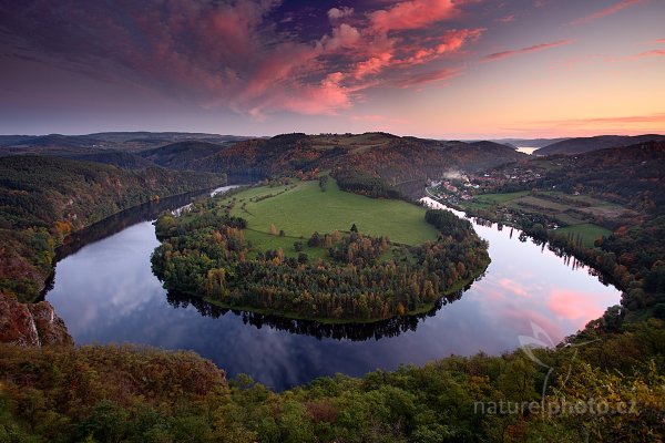Meandr Vltavy u Solenic, Autor: Ondřej Prosický | NaturePhoto.cz, Model: Canon EOS 5D Mark II, Objektiv: Canon EF 17-40mm f/4 L USM, Ohnisková vzdálenost (EQ35mm): 20 mm, stativ Gitzo, Clona: 9.0, Doba expozice: 6.0 s, ISO: 100, Kompenzace expozice: 0, Blesk: Ne, Vytvořeno: 9. října 2010 18:39:04, Solenice (Česko) 