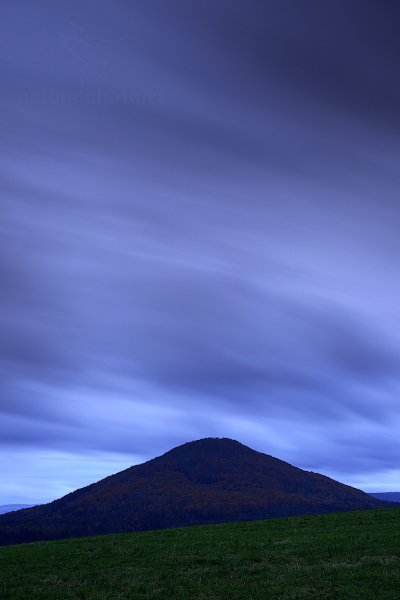 Růžový vrch na konci noci, Autor: Ondřej Prosický | NaturePhoto.cz, Model: Canon EOS 5D Mark II, Objektiv: Canon EF 17-40mm f/4 L USM, Ohnisková vzdálenost (EQ35mm): 39 mm, stativ Gitzo, Clona: 14, Doba expozice: 59.0 s, ISO: 100, Kompenzace expozice: 0, Blesk: Ne, Vytvořeno: 24. října 2010 7:23:54, NP České Švýcarsko (Česko) 