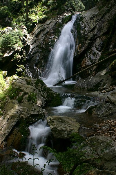 Vodopád Bíla Strž (Šumava), Autor: Ondřej Prosický, Model aparátu: Canon EOS 300D DIGITAL, Objektiv: Canon EF 20-35mm f/3.5-4.6 USM, Ohnisková vzdálenost: 35.00 mm, Clona: 29.00, Doba expozice: 1/2 s, ISO: 100, Vyvážení expozice: 0.00, Vytvořeno: 29. května 2004 13:23:56, Vodopád Bíla Strž, Šumava (ČR) 