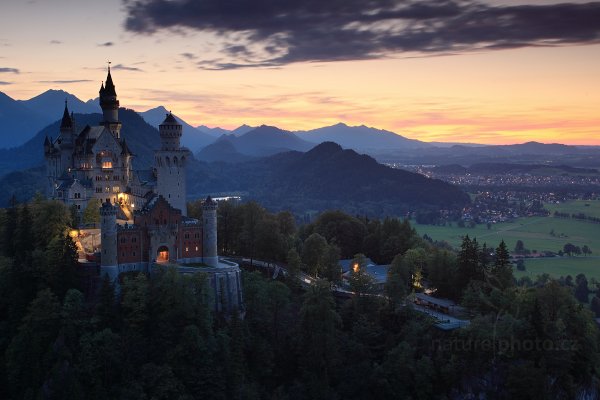 Západ slunce u zámku Neuschwanstein, Autor: Ondřej Prosický | NaturePhoto.cz, Model: Canon EOS 5D Mark II, Objektiv: Canon EF 17-40mm f/4 L USM, Ohnisková vzdálenost (EQ35mm): 40 mm, stativ Gitzo, Clona: 11, Doba expozice: 36.0 s, ISO: 100, Kompenzace expozice: 0, Blesk: Ne, Vytvořeno: 24. září 2011 18:36:52,