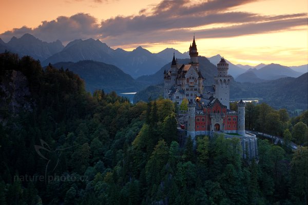 Zámek Neuschwanstein, Autor: Ondřej Prosický | NaturePhoto.cz, Model: Canon EOS 5D Mark II, Objektiv: Canon EF 17-40mm f/4 L USM, Ohnisková vzdálenost (EQ35mm): 40 mm, stativ Gitzo, Clona: 16, Doba expozice: 6.0 s, ISO: 100, Kompenzace expozice: 0, Blesk: Ne, Vytvořeno: 24. září 2011 13:15:25, Schloss Neuschwanstein (Německo) 