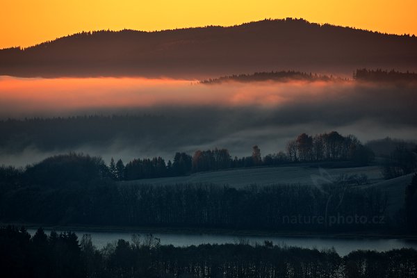 Svítání nad Lipnem, Autor: Ondřej Prosický | NaturePhoto.cz, Model: Canon EOS 5D Mark II, Objektiv: Canon EF 17-40mm f/4 L USM, Ohnisková vzdálenost (EQ35mm): 500 mm, stativ Gitzo, Clona: 6.3, Doba expozice: 1/50 s, ISO: 100, Kompenzace expozice: +2/3, Blesk: Ne, Vytvořeno: 30. října 2010 7:54:35, Prachaticko Šumava (Česko) 