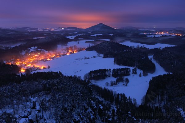 Rozsvícené noční Jetřichovice, Autor: Ondřej Prosický | NaturePhoto.cz, Model: Canon EOS 5D Mark II, Objektiv: Canon EF 17-40mm f/4 L USM, Ohnisková vzdálenost (EQ35mm): 24 mm, stativ Gitzo, Clona: 6.3, Doba expozice: 361.0 s, ISO: 100, Kompenzace expozice: 0, Blesk: Ne, Vytvořeno: 21. ledna 2012 6:58:22, NP České Švýcarsko (Česko) 