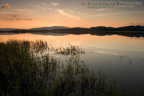 Vodní nádrž Lipno, Autor: Ondřej Prosický, Model aparátu: Canon EOS 20D, Objektiv: Canon EF 17-40mm f/4 L USM, stativ Manfrotto 190B + 141RC, Ohnisková vzdálenost: 17.00 mm, Clona: 9.00, Doba expozice: 1/125 s, ISO: 200, Vyvážení expozice: 0.67, Blesk: Ne, Vytvořeno: 25. září 2005 18:41:44, Vodní nádrž Lipno, Šumava (ČR)