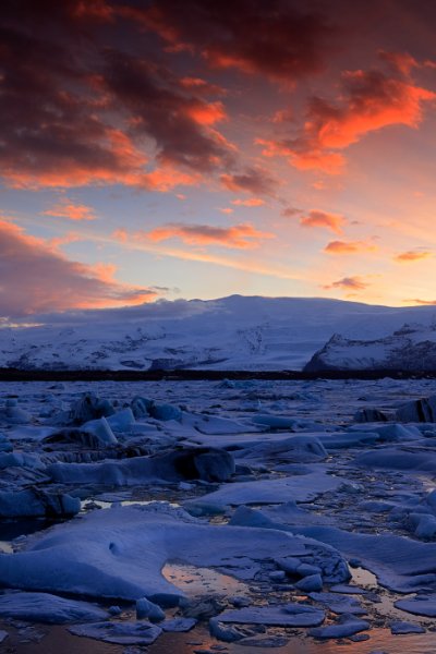 Laguna při západu slunce, Jökulsárlón Glacier Lagoon, Island, Autor: Ondřej Prosický NaturePhoto.cz, Model: Canon EOS 5D Mark II, Objektiv: Canon EF 24-70mm f/4 L IS USM, PL filtr Hoya, filtr LEE ND 0.6 Soft, Ohnisková vzdálenost: 47.00 mm, Clona: 13, Doba expozice: 1/10 s, ISO: 100, Kompenzace expozice: +1, Blesk: Ne, Vytvořeno: 29. března 2013 20:41:50, Jökulsárlón Glacier Lagoon (Island)