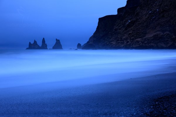 Vlny na černé pláži,  Reynisdrangar, Island, Autor: Ondřej Prosický NaturePhoto.cz, Model: Canon EOS 5D Mark II, Objektiv: Canon EF 24-70mm f/4 L IS USM, PL filtr Hoya, filtr LEE ND 0.9 Hard, Ohnisková vzdálenost: 70.00 mm, Clona: 8.0, Doba expozice: 30.0 s, ISO: 100, Kompenzace expozice: +1/3, Blesk: Ne, Vytvořeno: 28. března 2013 21:29:03, Reynisdrangar, Vik (Island) 