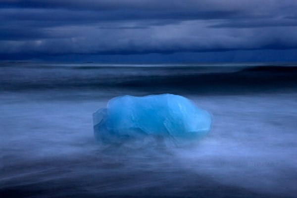 Odlomený kus ledovce, Jökulsárlón Glacier Lagoon, Island, Autor: Ondřej Prosický NaturePhoto.cz, Model: Canon EOS 5D Mark II, Objektiv: Canon EF 24-70mm f/4 L IS USM, PL filtr Hoya, filtr LEE Big Stopper, Ohnisková vzdálenost: 70.00 mm, Clona: 13, Doba expozice: 20.0 s, ISO: 100, Kompenzace expozice: 0, Blesk: Ne, Vytvořeno: 29. března 2013 16:43:06, Jökulsárlón Glacier Lagoon (Island)