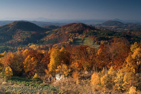 Výhled z rozhledny, Autor: Ondřej Prosický, Model aparátu: Canon EOS 20D, Objektiv: Canon EF 17-40mm f/4 L USM, Manfrotto 190B + 141RC, Ohnisková vzdálenost: 32.00 mm, Režim měření expozice: Průměr, Clona: 16.00, Doba expozice: 1/3 s, ISO: 400, Vyvážení expozice: 0.00, Blesk: Ne, Vytvořeno: 29. října 2005 16:00:55, CHKO Kokořínsko (ČR) 