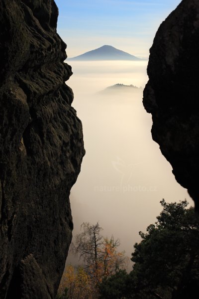 Průhled mezi skalami, Autor: Ondřej Prosický | NaturePhoto.cz, Model: Canon EOS 5D Mark II, Objektiv: Canon EF 17-40mm f/4 L USM, stativ Gitzo, Clona: 7.1, Doba expozice: 204.0 s, ISO: 200, Kompenzace expozice: 0, Blesk: Ne, 19. října 2013 6:31:23, Mariina Vyhlídka, NP České Švýcarsko (Česko)