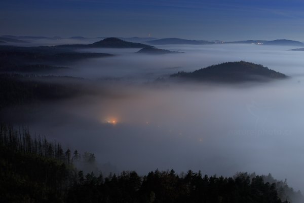 Noční mlha nad Jetřichovicemi, Autor: Ondřej Prosický | NaturePhoto.cz, Model: Canon EOS 5D Mark II, Objektiv: Canon EF 17-40mm f/4 L USM, stativ Gitzo, Clona: 7.1, Doba expozice: 158.0 s, ISO: 100, Kompenzace expozice: 0, Blesk: Ne, 19. října 2013 6:02:34, Mariina Vyhlídka, NP České Švýcarsko (Česko) 