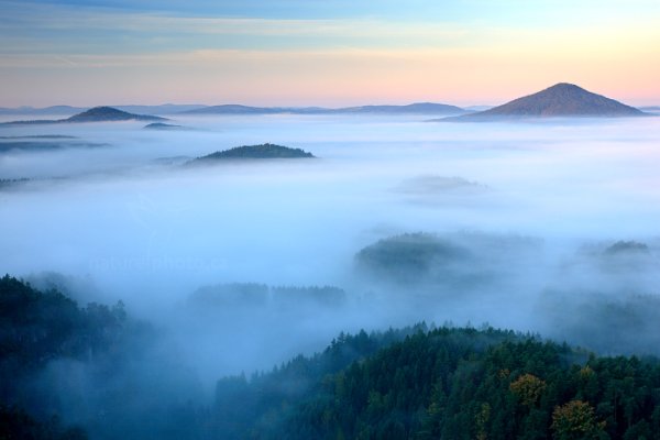 Mlha nad Jetřichovicemi, Autor: Ondřej Prosický | NaturePhoto.cz, Model: Canon EOS 5D Mark II, Objektiv: Canon EF 17-40mm f/4 L USM, PL filtr B+W, LEE ND 0,9 Soft, stativ Gitzo, Clona: 11, Doba expozice: 0.5 s, ISO: 100, Kompenzace expozice: 0, Blesk: Ne, 28. září 2013 7:17:50, Vilemínina vyhlídka, NP České Švýcarsko (Česko) 