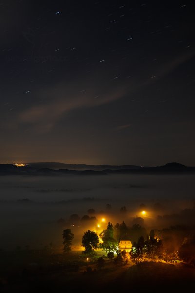 Noc nad Vysokou Lípou, Autor: Ondřej Prosický | NaturePhoto.cz, Model: Canon EOS 5D Mark II, Objektiv: Canon EF 17-40mm f/4 L USM, stativ Gitzo, Clona: 5.0, Doba expozice: 145.0 s, ISO: 400, Kompenzace expozice: 0, Blesk: Ne, 28. září 2013 4:04:16, Zámecký vrch, NP České Švýcarsko (Česko) 