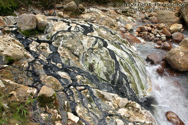 Sedimenty na hornině, Valley of Desolation, Morne Trois Pitons National Park, ostrov Dominika, Malé Antily