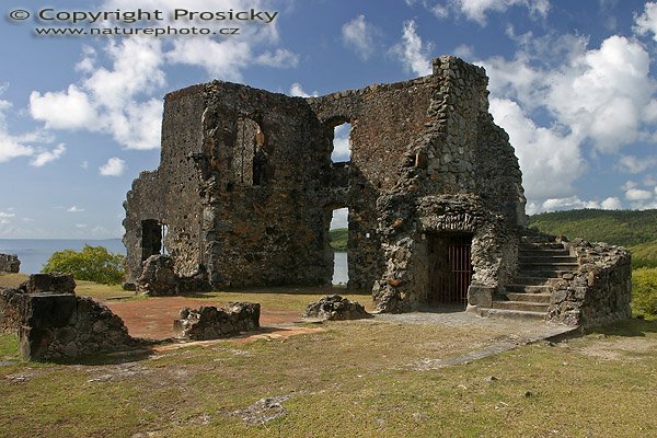 Zbytky pevnosti, Chateau Dubuc, Caravelle Peninsula (poloostrv Caravelle), Martinik, Malé Antily